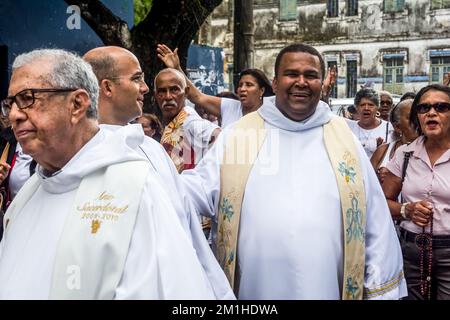 Salvador, Bahia, Brasile - 25 maggio 2016: I sacerdoti camminano per le strade di Salvador, Bahia, durante la processione del Corpus Cristo. Foto Stock