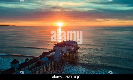 Molo con negozi sull'oceano Maine durante la splendida luce dell'alba dalla vista aerea Foto Stock
