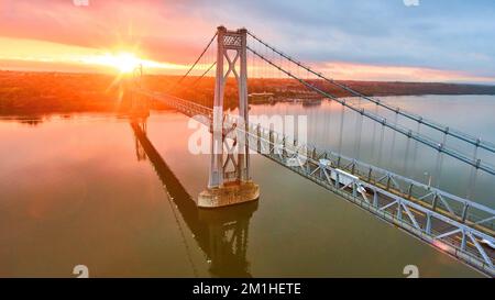 Magica alba dorata sul ponte sul fiume Hudson a New York dal drone sull'acqua Foto Stock