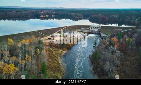 Il lago Michigan incontra il fiume alla diga in autunno Foto Stock