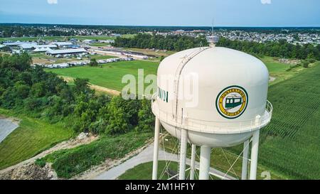 Antenna di Huntertown, Indiana, torre dell'acqua con agricoltura e Allen County Fairgrounds in background Foto Stock