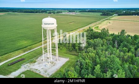 Huntertown, Indiana, torre dell'acqua, antenna di servizio circondata da campi di mais Foto Stock