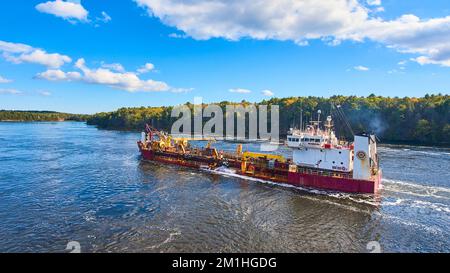 Nave commerciale dall'alto che naviga attraverso il fiume nel Maine Foto Stock