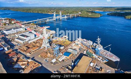 Enorme cantiere navale sul fiume Maine con ponte elevatore e navi in costruzione Foto Stock