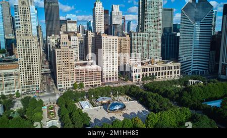 I grattacieli circondano il Bean Cloud Gate al Chicago Millennium Park Foto Stock