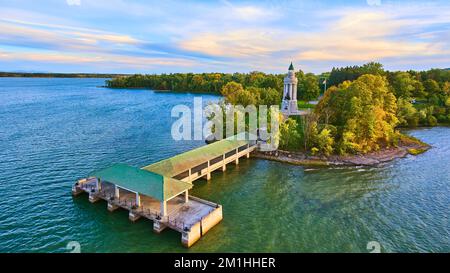 In autunno, sorvolo la splendida vecchia banchina e la torre di pietra sulla costa Foto Stock