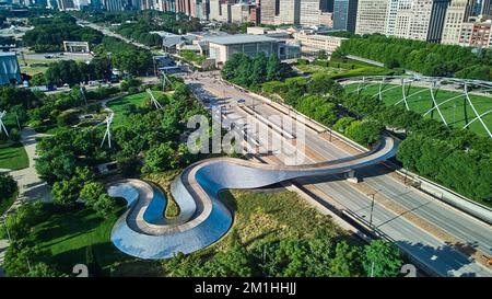 Vista sul ponte pedonale nell'iconico Millennium Park di Chicago Foto Stock