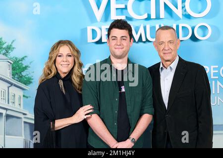 12 dicembre 2022, Madrid, Spagna: TOM HANKS, con la moglie RITA WILSON, e il figlio TRUMAN HANKS frequentano 'Un uomo chiamato otto' Photocall al Ritz Hotel. (Credit Image: © Jack Abuin/ZUMA Press Wire) Foto Stock