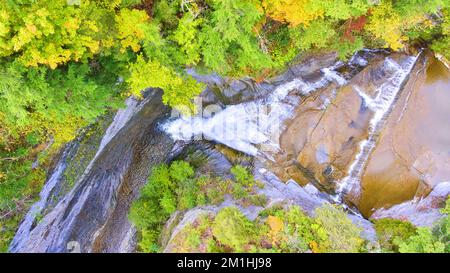 Foresta verde dall'alto con fiume e cascata che cade in profonda gola Foto Stock