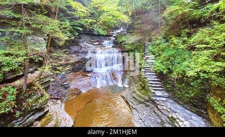 Vista sulla gola con scala e cascata Foto Stock