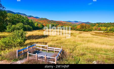 Ammira gli splendidi campi e le montagne colorate dalla piccola piattaforma recintata Foto Stock