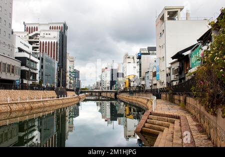 Fukuoka, Giappone, novembre 13th 2022. Fiume Hakata e Hakata ponte su un fine settimana di novembre piovoso. Foto Stock