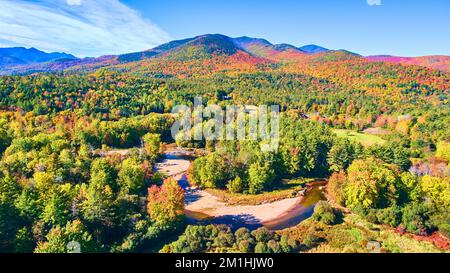 Il fiume si snoda attraverso lussureggianti montagne di foresta e autunno a New York Foto Stock