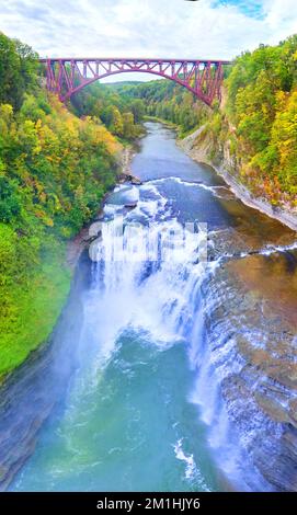 Panorama aereo verticale sullo splendido canyon con cascate infuriate sulle scogliere e il ponte ferroviario sopra Foto Stock