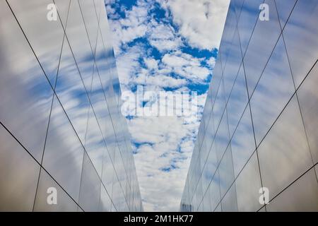 Pareti dritte in acciaio al monumento del 9 11 nel New Jersey guardando verso il cielo Foto Stock
