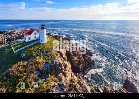 Aereo nel faro del Maine con vista mozzafiato delle onde dell'oceano Foto Stock