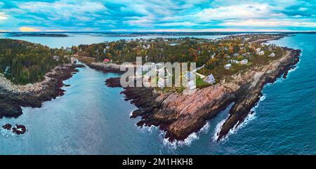 Panorama mozzafiato sulla costa rocciosa del Maine dal drone Foto Stock