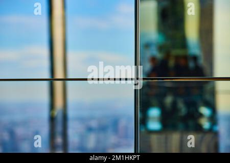 Astratto dritto su parete riflettente in vetro con pannelli divisori e luci blu soffuse Foto Stock