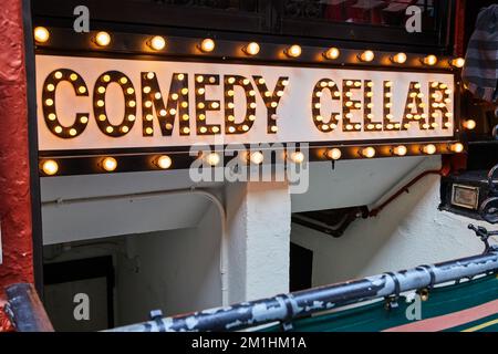 Comedy Cellar lampada al neon segno entrare nel seminterrato a New York City Foto Stock