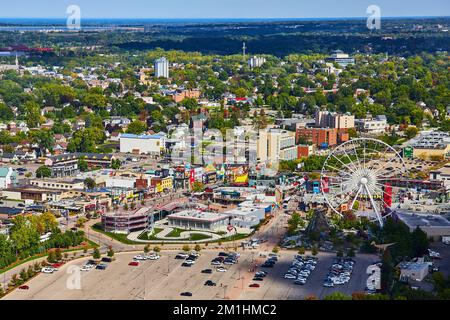 Vista della città dei negozi delle Cascate del Niagara dall'alto sul lato del Canada Foto Stock