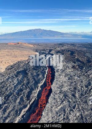 Mauna Loa, Hawaii, Stati Uniti. 9th Dec, 2022. Immagine aerea del canale di lava emesso dalla fessura 3, che erutta in alto nella zona nord-orientale del Rift di Mauna Loa. La ridotta emissione di lava alla fessura 3 è evidente nel basso livello di lava nel canale. Mauna Kea è visibile sullo sfondo dell'immagine. Immagine USGS di P. Dotray. Credit: USGS/ZUMA Wire/ZUMAPRESS.com/Alamy Live News Foto Stock