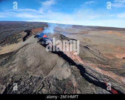 Mauna Loa, Hawaii, Stati Uniti. 9th Dec, 2022. L'attività eruttiva nella fessura 3 della zona nord-orientale del Rift di Mauna Loa è stata ridotta la mattina del 9 dicembre 2022, intorno alle 8:20:00 ORA LEGALE Questa vista da un sorvolo di monitoraggio mostra poca attività fondente nella fessura e lava ponded che scorre fuori dalla fessura ad est. Foto USGS di K. Lynn. Credit: USGS/ZUMA Wire/ZUMAPRESS.com/Alamy Live News Foto Stock