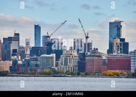 Edifici in costruzione nello skyline del New Jersey sul fiume Foto Stock