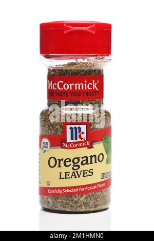 IRVINE, CALIFORNIA - 12 DEC 2022: Una bottiglia di foglie di McCormick Oregano. Foto Stock