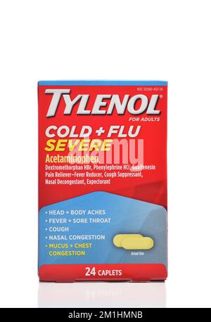 IRVINE, CALIFORNIA - 12 DEC 2022: Un pacchetto di Tylenol freddo severo e caplet di influenza, per gli adulti. Foto Stock