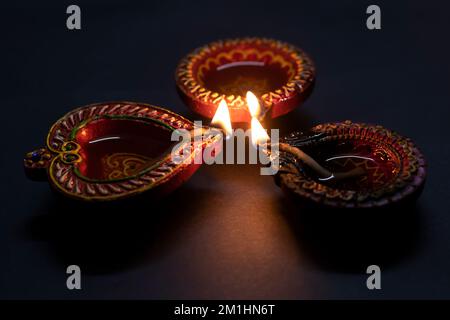 Colorate lampade in argilla diya accese durante la celebrazione Diwali su sfondo nero. Diwali celebrazione degli indù. Buon Diwali. Foto Stock