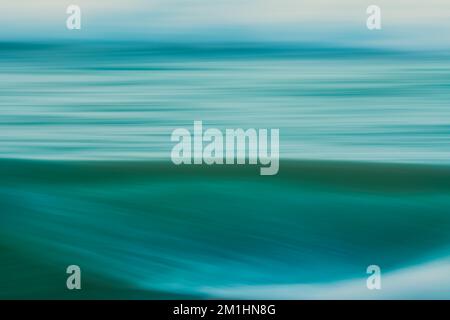 Blu profondo oceano mare astratto, sfocatura movimento, blu chiaro tenue, colori turchese, luce del giorno Foto Stock