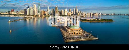 Panorama mozzafiato di tutto il Navy Pier sul lago Michigan a Chicago con skyline durante la luce del mattino Foto Stock