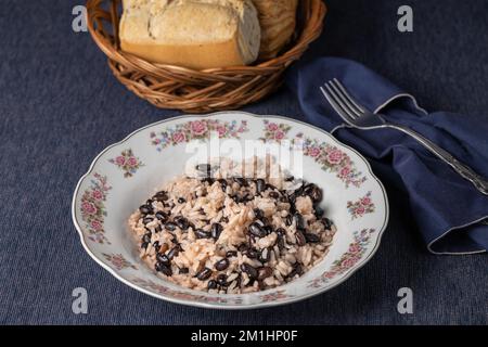 Gallo pinto, cibo tradizionale costaricano su tovaglia. Foto Stock