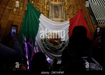 Città del Messico, Messico. 12th Dec, 2022. Il mantello della Vergine di Guadalupe nella Basilica di Guadalupe nel 491st° anniversario della sua apparizione a Cerro del Tepeyac a Città del Messico. Il 12 dicembre 2022 a Città del Messico. (Credit Image: © Luis Barron/eyepix via ZUMA Press Wire) Foto Stock