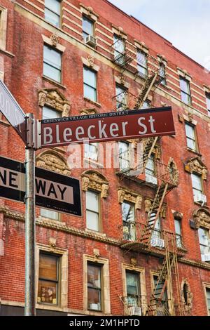 Cartello Bleecker Street a Greenwich Village New York City con dietro un edificio in mattoni Foto Stock