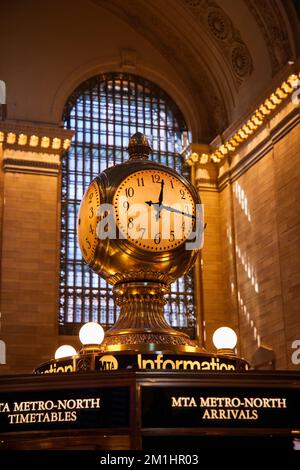 Orologio in luce dorata all'interno della Grand Central Station di New York City Foto Stock