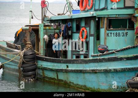 Un uomo che lavora su una barca da pesca a Kudat, Sabah, Borneo, Malesia. Foto Stock