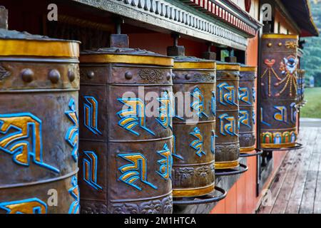 Santuario buddista tibetano mongolo con ruote di preghiera ornate Foto Stock