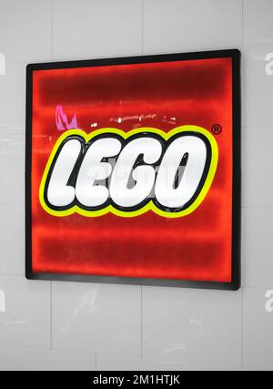 Logo LEGO, negozio di giocattoli LEGO e logo del marchio. Dal 1949 Lego è una popolare linea di giocattoli da costruzione e consiste di colorate plas interbloccanti Foto Stock