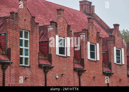 Finestre in alto dettaglio di un vecchio edificio in mattoni con quattro vedute Foto Stock