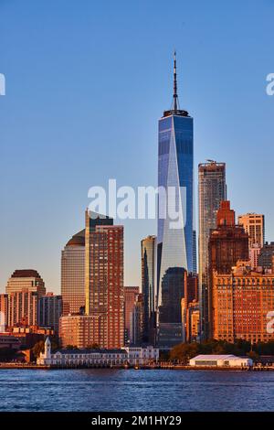 Vista del nuovo One World Observatory a New York City dal largo della costa meridionale di Manhattan, con luce dorata al tramonto Foto Stock