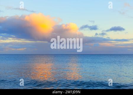 Nuvole colorate sull'oceano . Riflessione crepuscolare nell'acqua di mare . Magnifica vista della natura Foto Stock