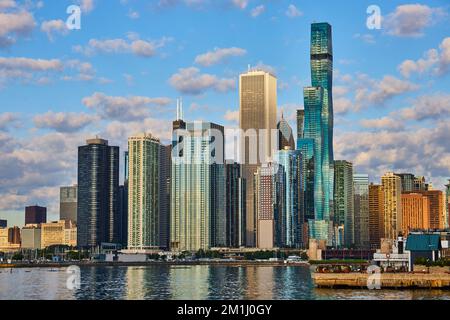 Vista dello skyline dal lago di Chicago di grandi edifici Foto Stock