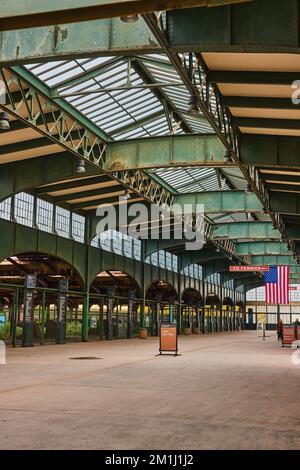 Interno vecchia stazione ferroviaria abbandonata in New Jersey con American Flag Foto Stock