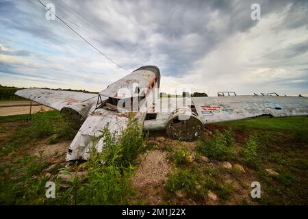 Guardando davanti a un aereo schiantato nei campi d'America Foto Stock