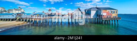 Splendido profilo laterale di tutto il vecchio molo di legno nel Maine coperto da negozi ed edifici sulla spiaggia Foto Stock