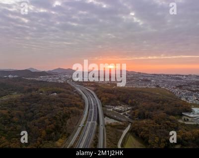 La strada aperta conduce alla bella alba sulle montagne lontane Foto Stock