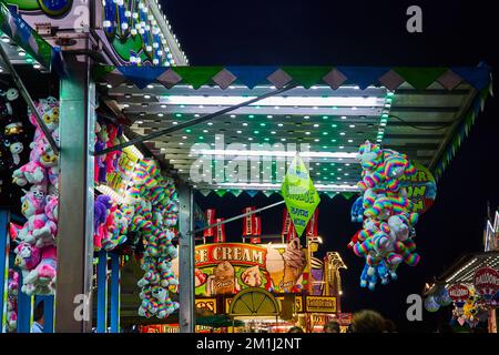 Dettaglio del venditore di regali di carnevale per i giochi alla fiera della contea Foto Stock