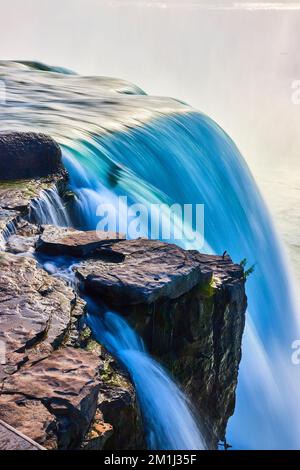 Acque sfocate delle cascate Horseshoe dall'America alle cascate del Niagara Foto Stock