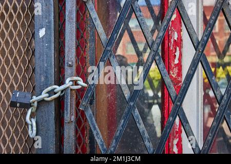 Recinzione nera porta di blocco in dettaglio con catene Foto Stock